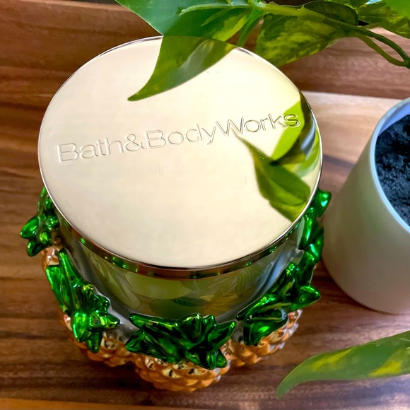 Gorgeous Bath & Body Works Candle and Pinapple Holder, NWT! - Picture 2 of 13